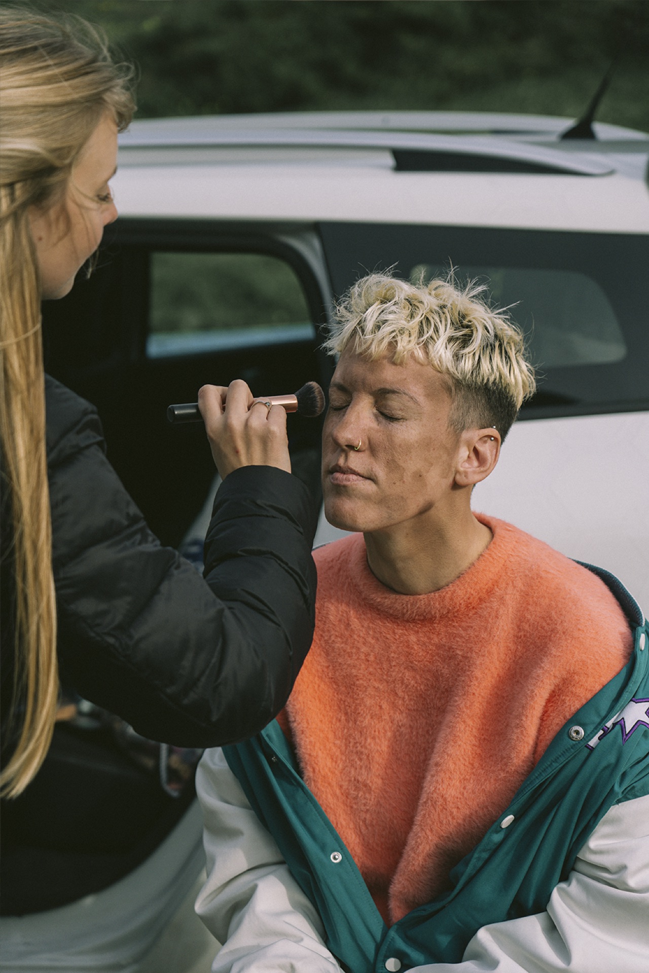 Ana Correia (Peperan) numa fotografia de bastidores a ser maquilhada em Fora da Cruz