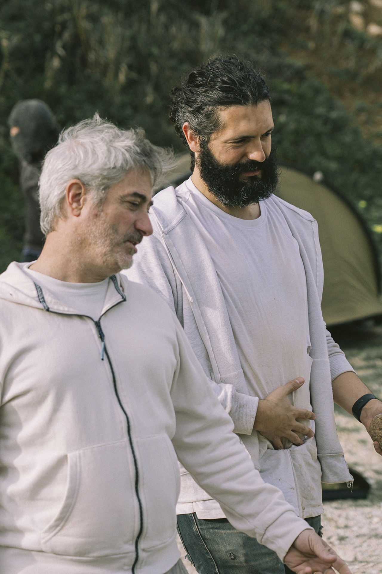 António Machado e Ricardo Cardoso numa fotografia de bastidores nas gravações de Fora da Cruz