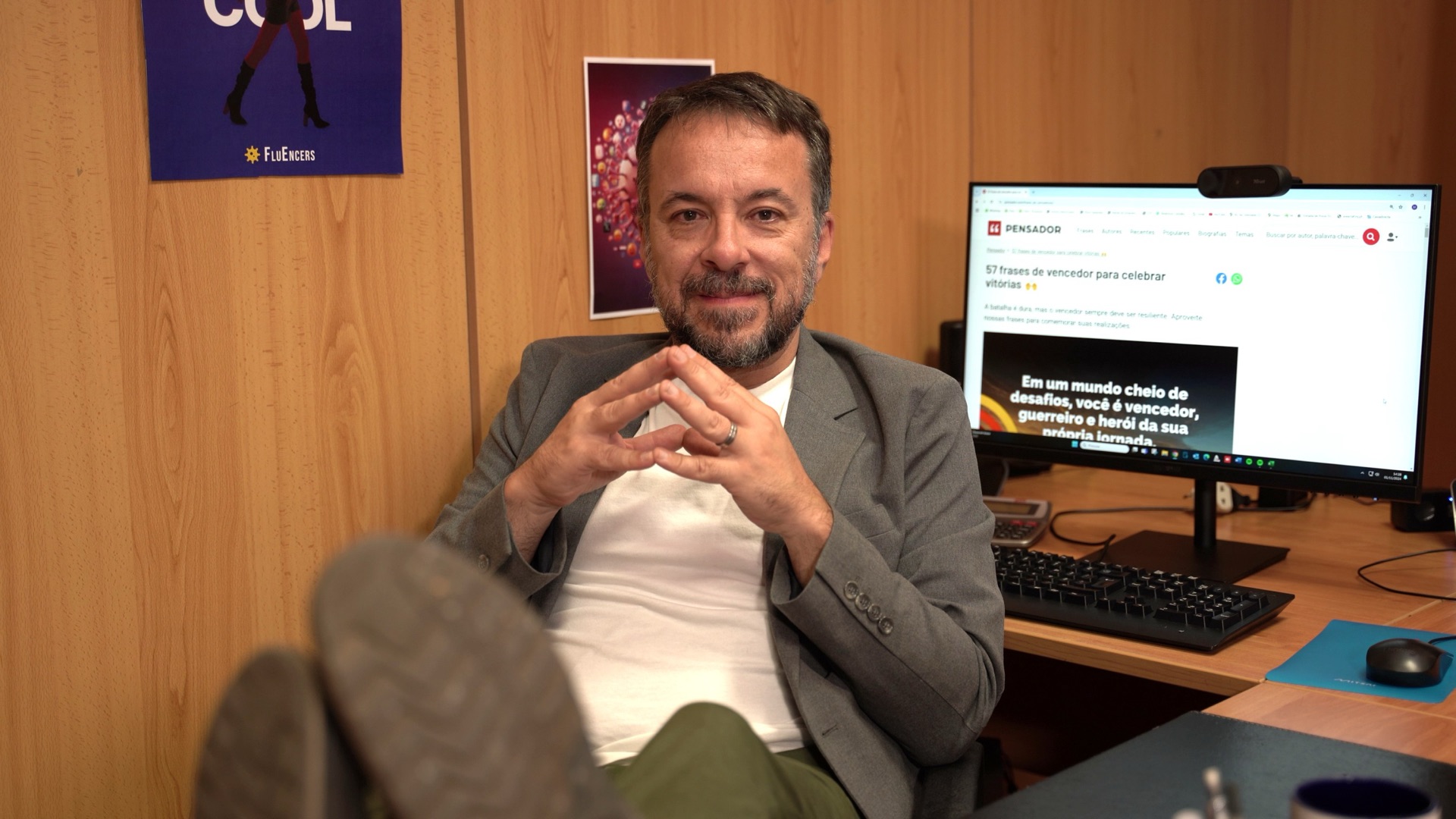 Carlos Moura como Paiva em cena da Fluencers na série Fora da Cruz