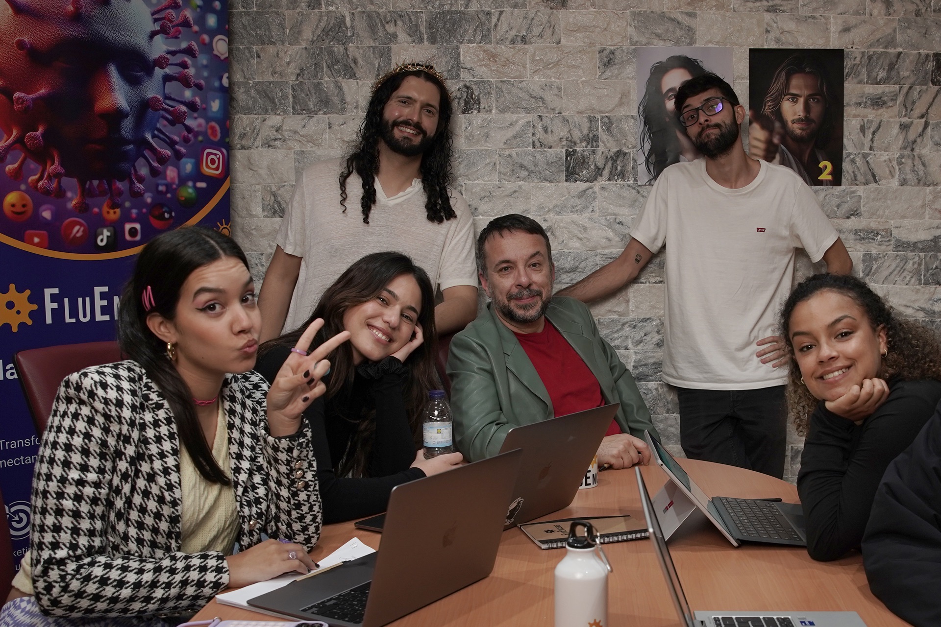 Mafalda Creative, Catarina Pacheco, Ricardo Cardoso, Carlos Moura, Levi Galaio e Paloma del Pillar numa fotografia promocional de gravações em escritório de Fora da Cruz