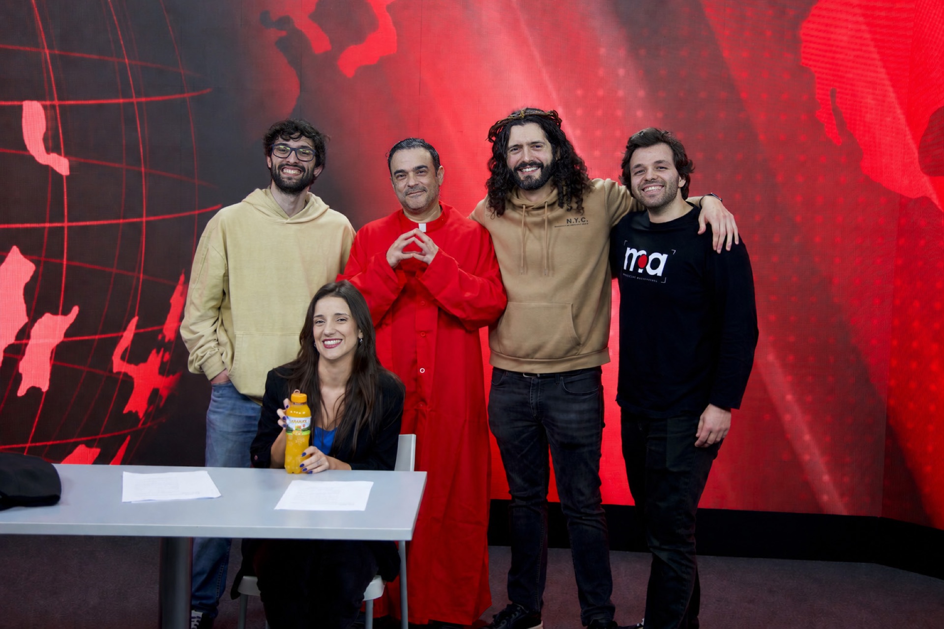 Levi Galaio, Pedro Tochas, Ricardo Cardoso, Miguel D' Eça e Inês Bento numa fotografia promocional de gravações em estúdio de Fora da Cruz