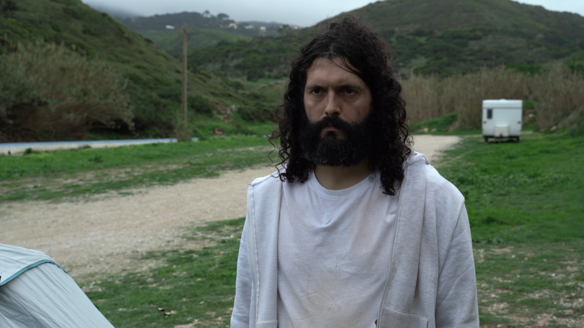 Still oficial de Ricardo Cardoso caracterizado como Jesus em Fora da Cruz