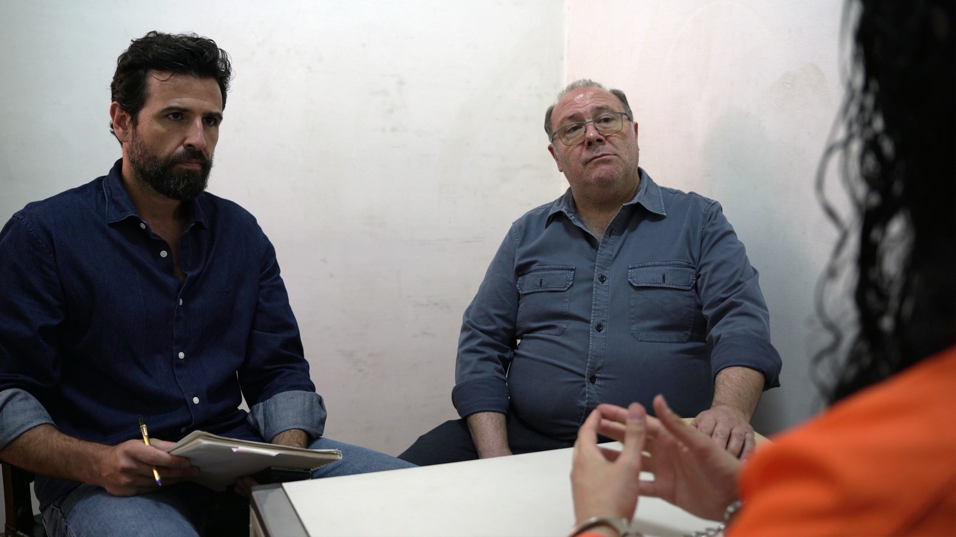 Rodrigo Gomes e João Didelet como inspetores numa cena de Fora da Cruz