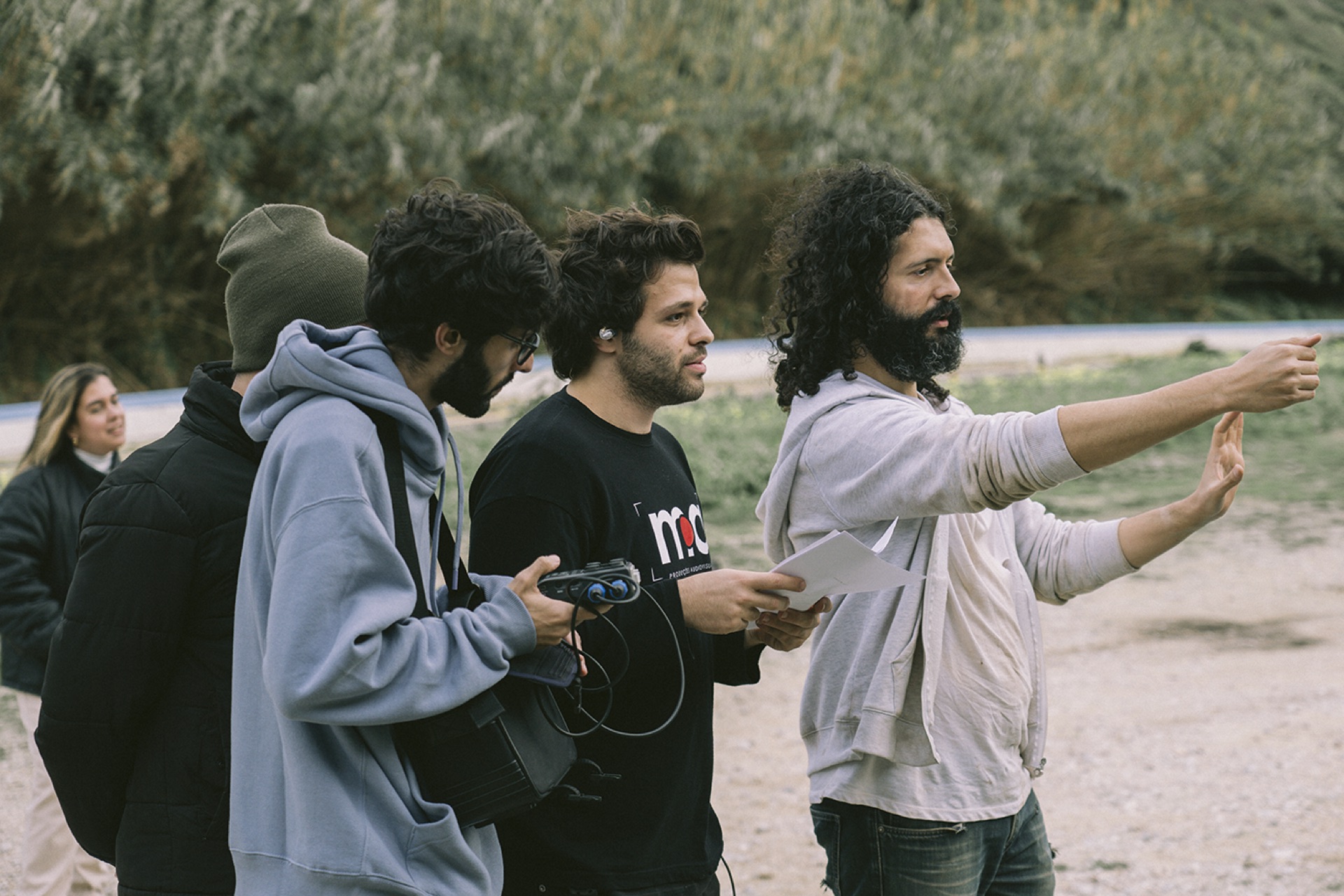 Levi Galaio, Miguel D' Eça e Ricardo Cardoso numa fotografia de bastidores em modo de realização em Fora da Cruz