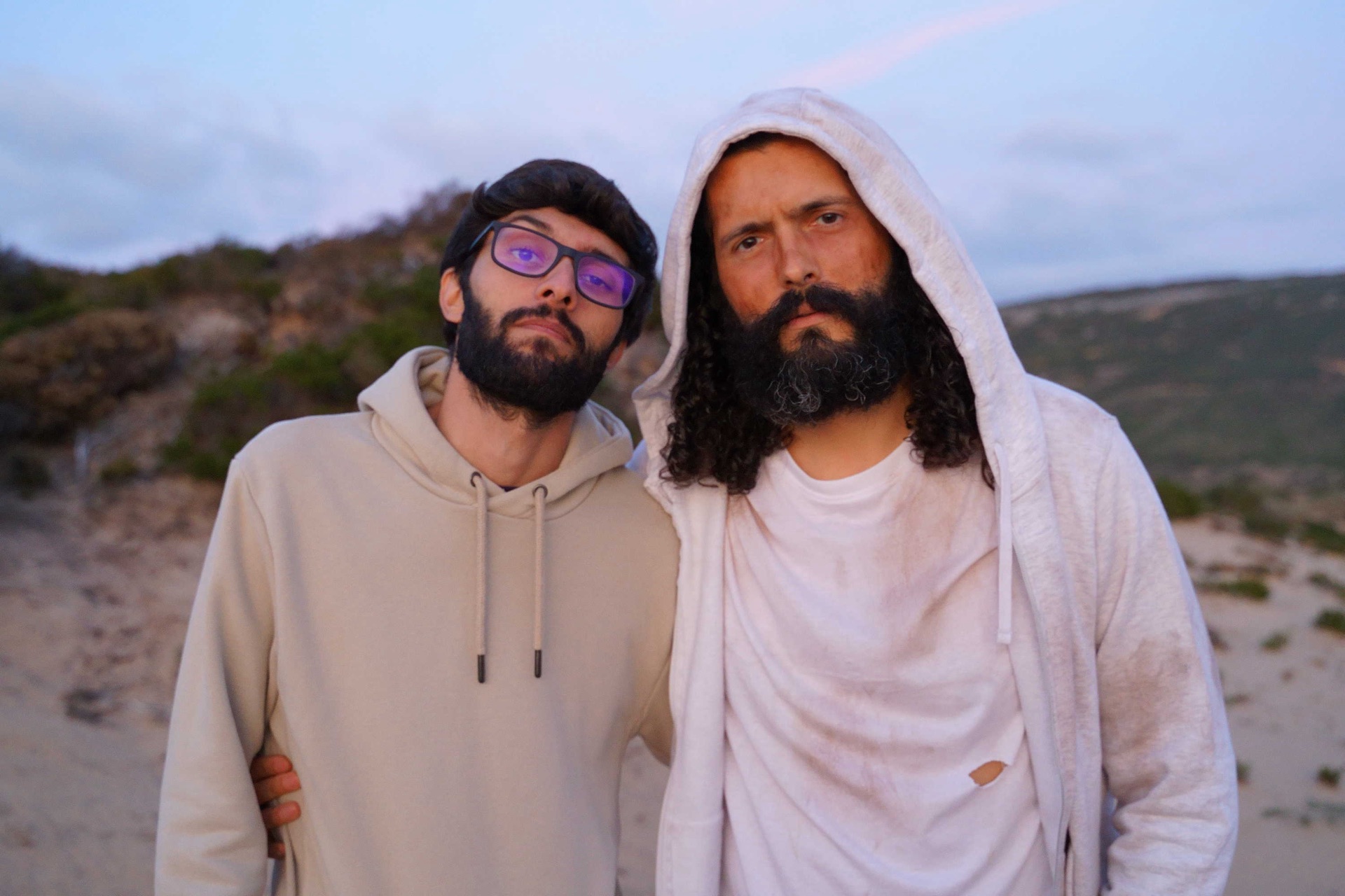 Levi Galaio e Ricardo Cardoso numa fotografia promocional no final de uma gravação de Fora da Cruz