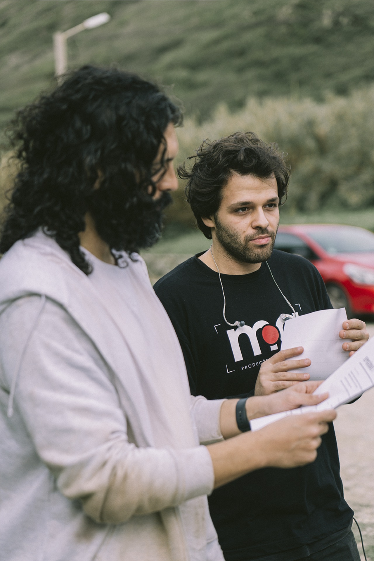 Miguel D' Eça numa fotografia de bastidores a realizar uma cena em Fora da Cruz