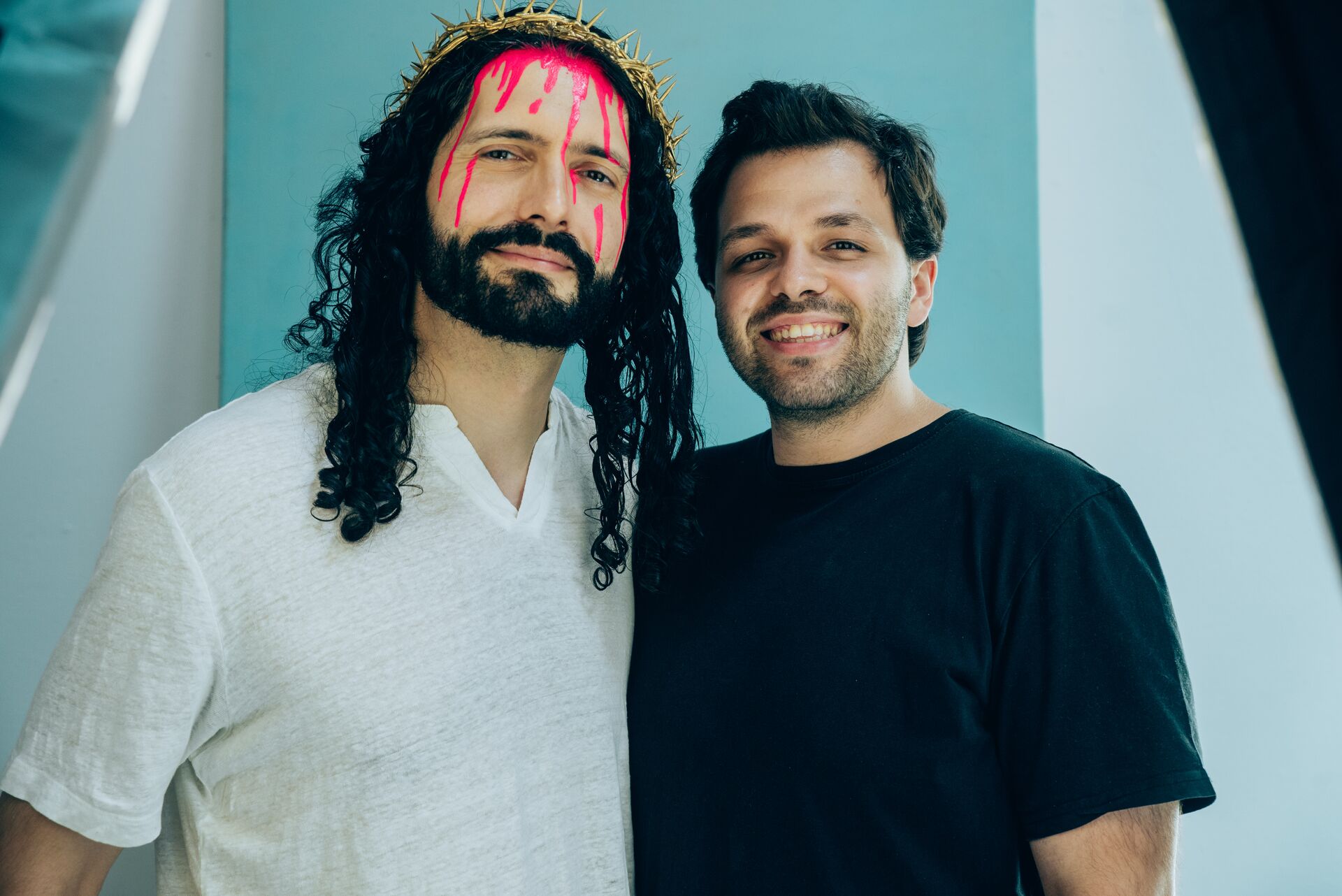 Miguel D' Eça e Ricardo Cardoso como Jesus nos bastidores de um photoshoot de Fora da Cruz