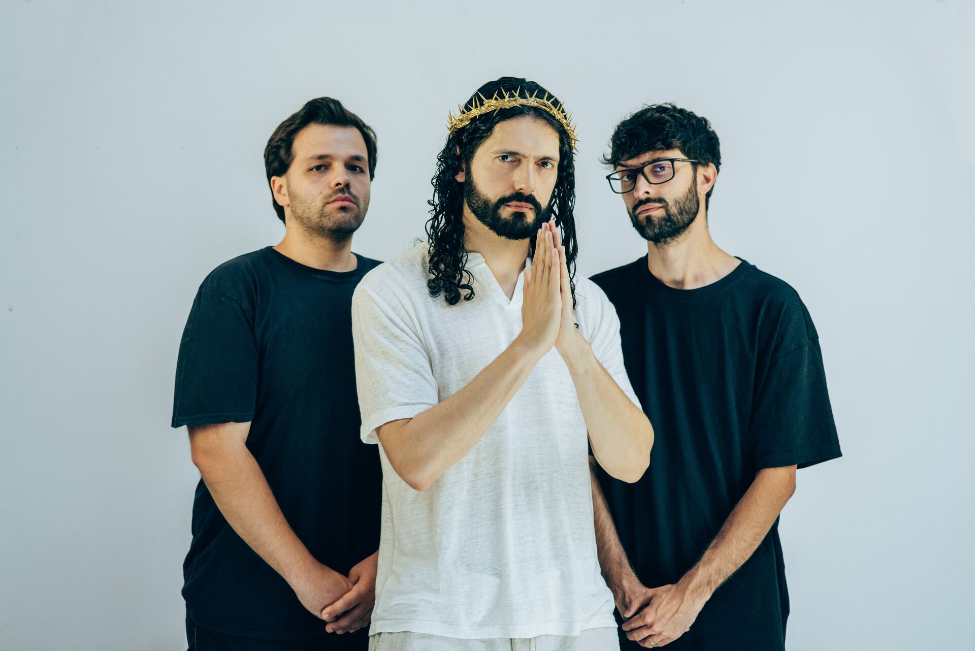 Miguel D' Eça, Ricardo Cardoso e Levi Galaio numa fotografia promocional de Fora da Cruz