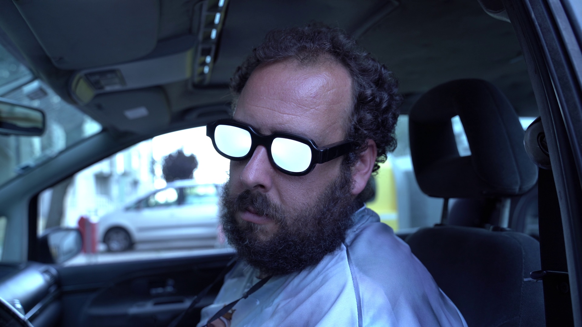 Pedro Bola num carro num fotograma oficial de Fora da Cruz