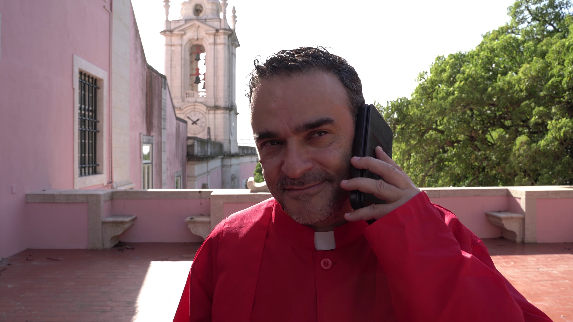 Pedro Tochas como Padre Líder numa cena exterior de Fora da Cruz