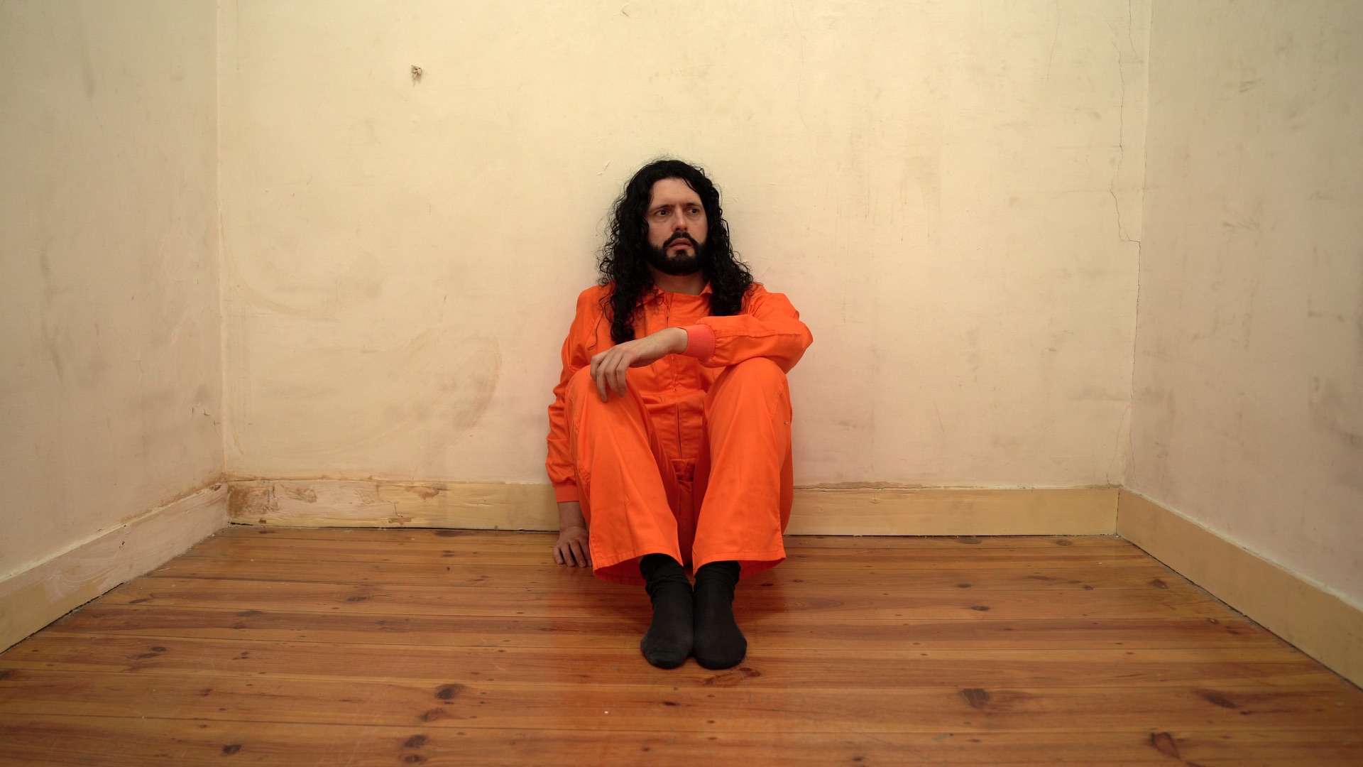 Ricardo Cardoso como Jesus detido na Esquadra numa cena de Fora da Cruz