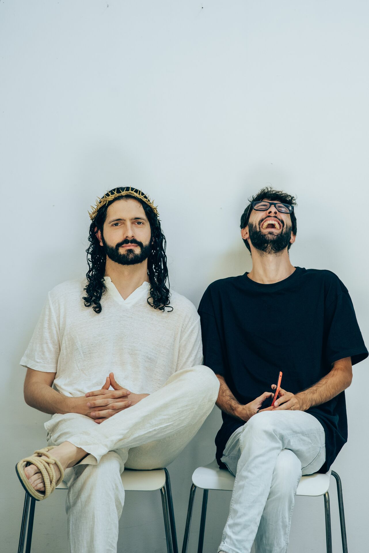 Ricardo Cardoso como Jesus e Levi Galaio em conversa antes de uma sessão fotográfica de Fora da Cruz
