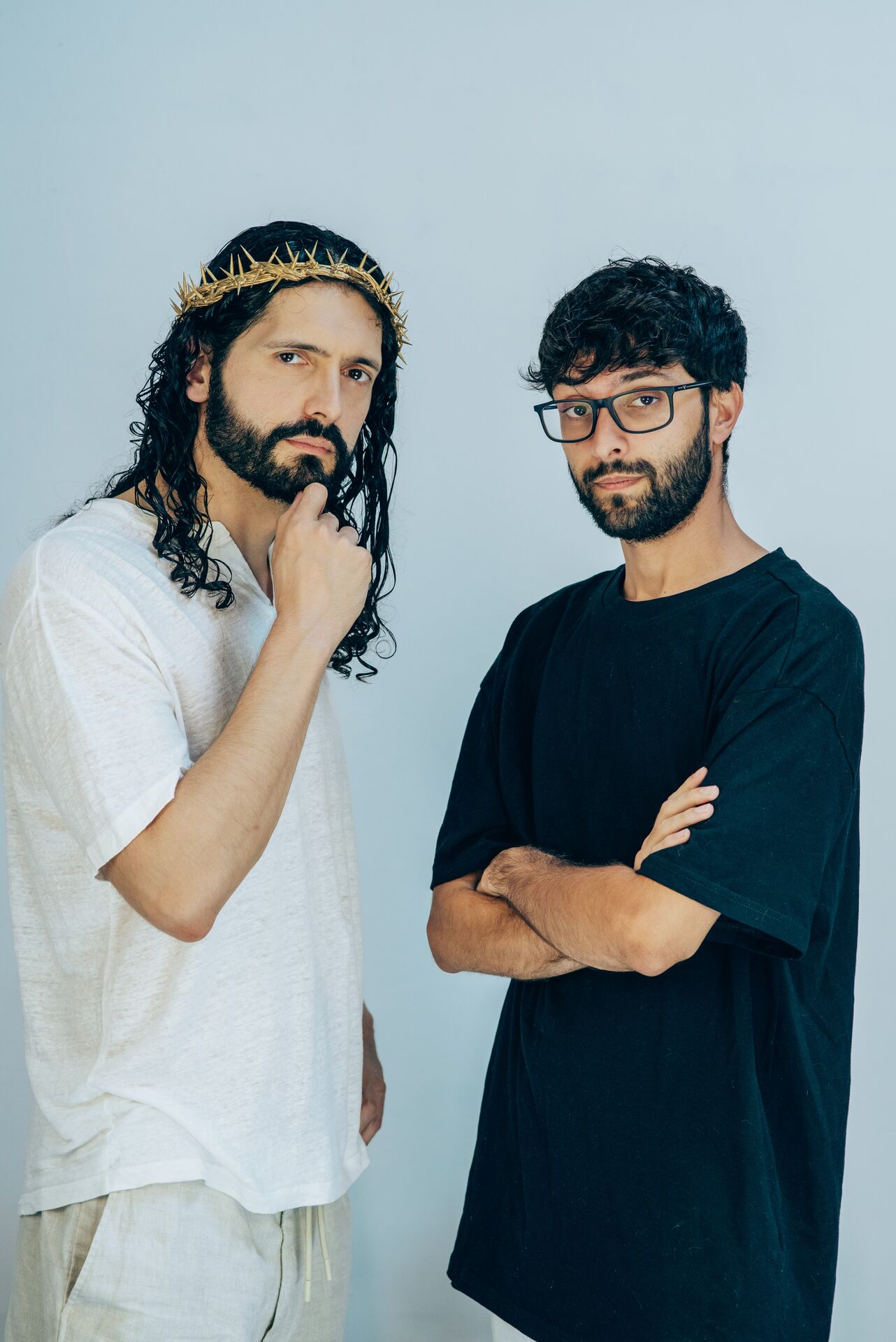 Ricardo Cardoso como Jesus e Levi Galaio em estúdio numa sessão fotográfica de Fora da Cruz