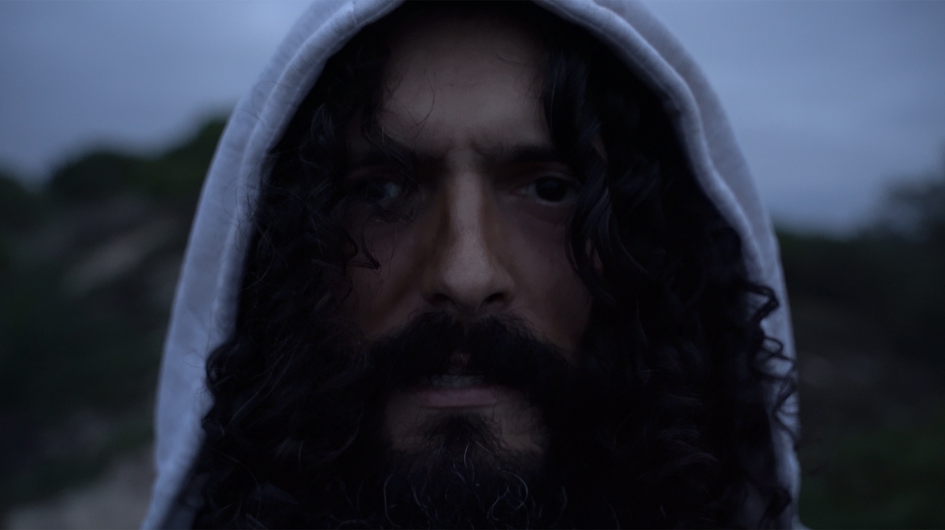 Ricardo Cardoso no regresso como Jesus num fotograma oficial de Fora da Cruz